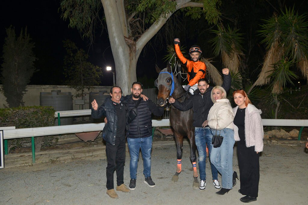 MAN IN BLACK_STK5957