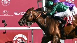 Ο Daryz (σε πρώτο πλάνο) κατακτά το Prix de l’Arc de Triomphe μπροστά από την Minnie Hauk.