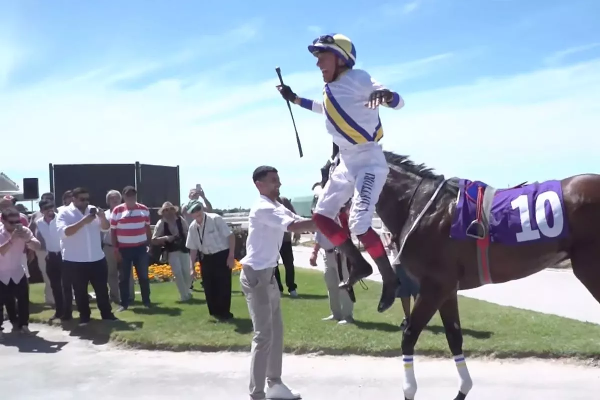 O Frankie Dettori αφιππεύει από τον Soy Poronguero.