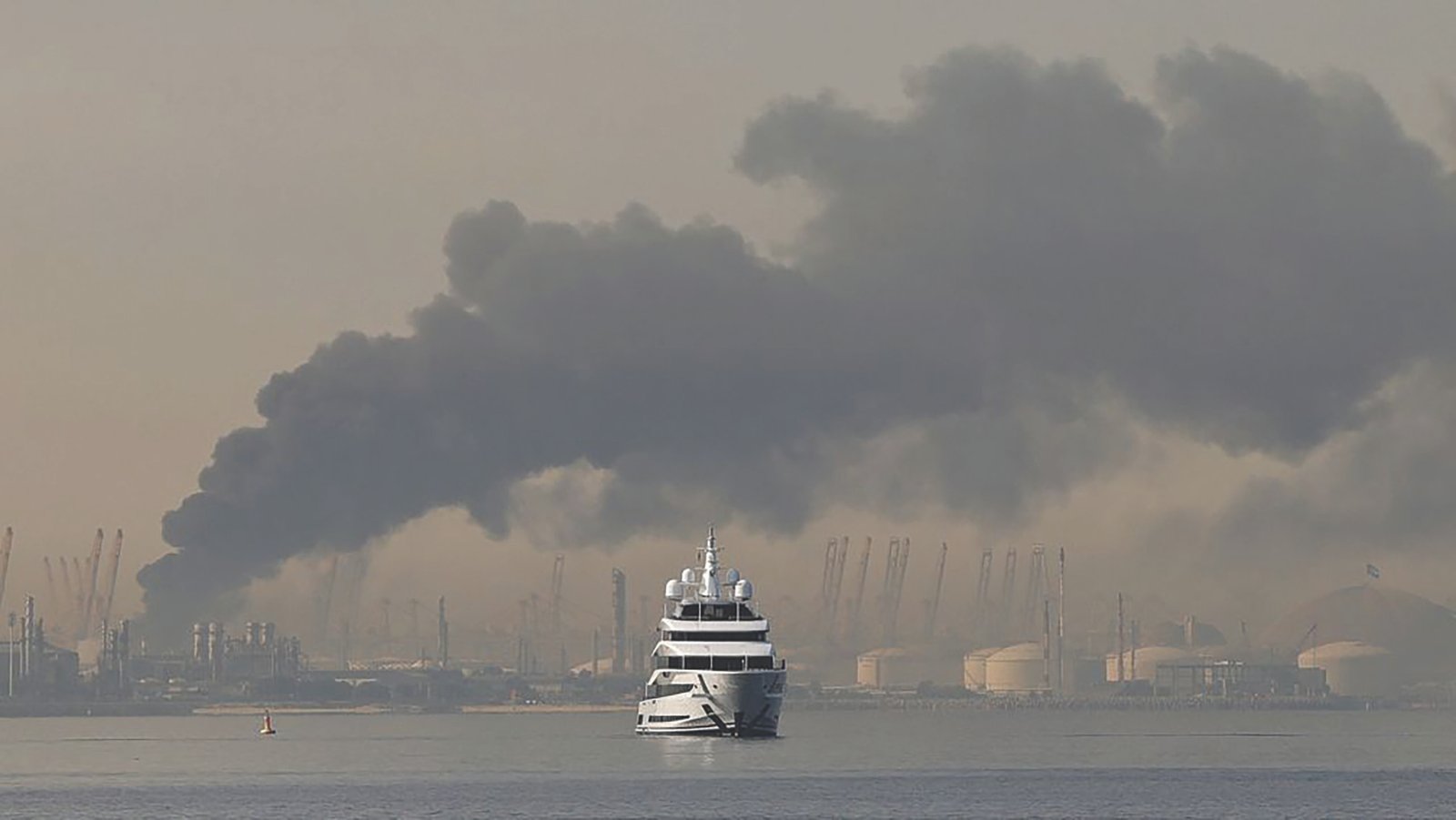 Μια στήλη καπνού υψώνεται από το λιμάνι Jebel Ali του Ντουμπάϊ.